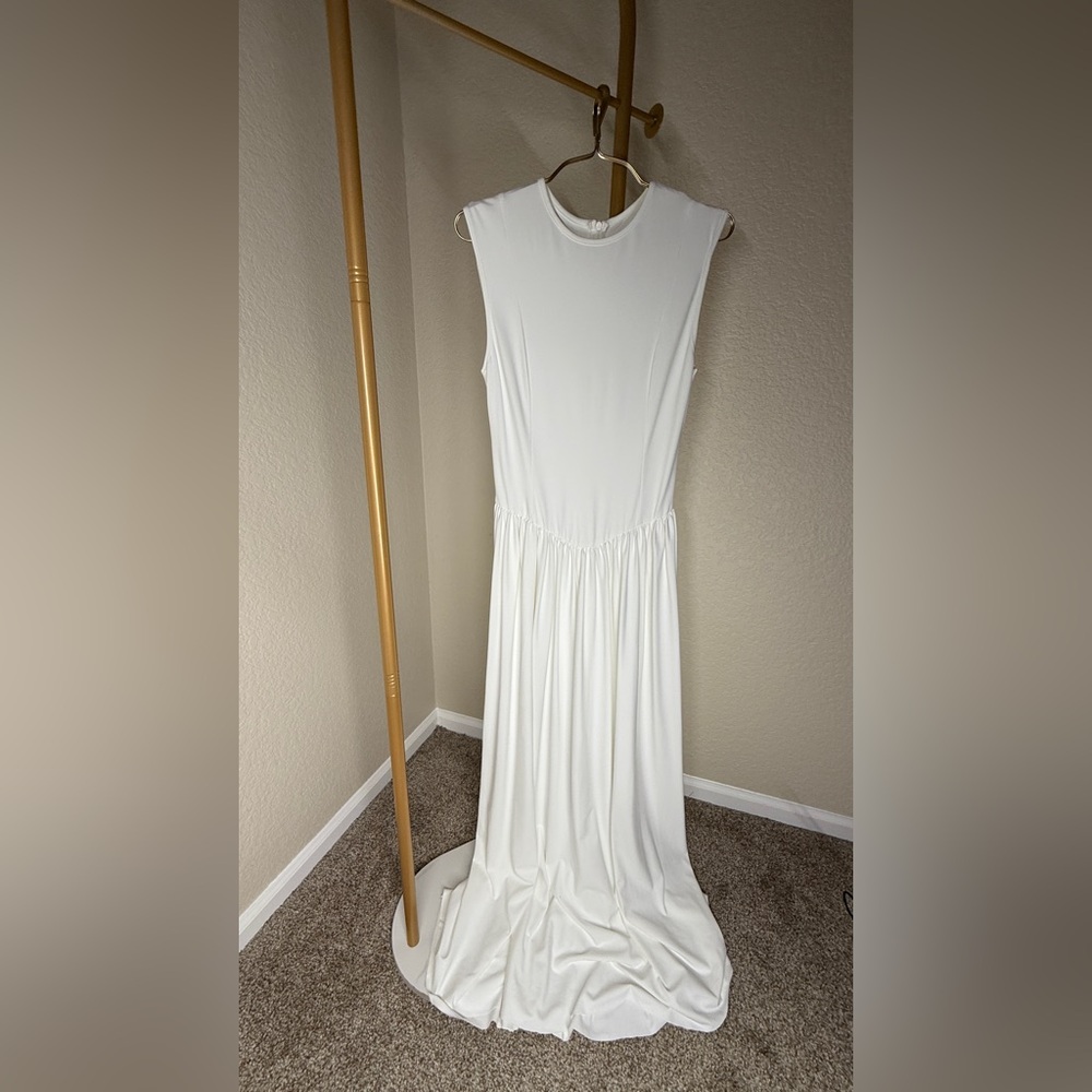 Elegant White Sleeveless Dress